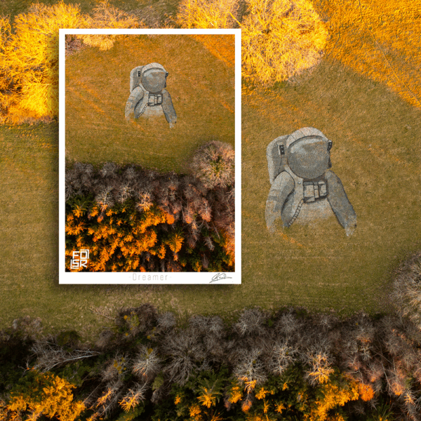 Œuvre "Dreamer" de FOSR – création contemporaine de land art, astronaute dans un paysage naturel.