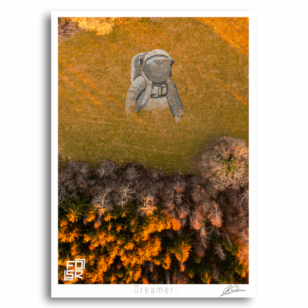Œuvre "Dreamer" de FOSR – création contemporaine de land art, astronaute dans un paysage naturel.