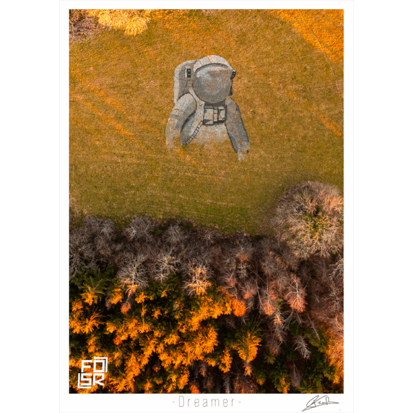 Œuvre "Dreamer" de FOSR – création contemporaine de land art, astronaute dans un paysage naturel.
